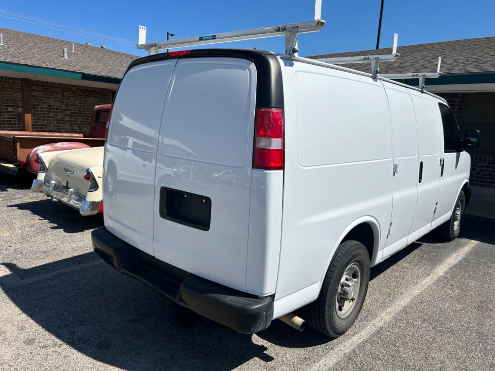 2017 White Chevrolet Express 2500 Cargo (1GCWGAFF2H1) with an 4.8L V8 FFV engine, 6A transmission, located at 1687 Business 35 S, New Braunfels, TX, 78130, (830) 625-7159, 29.655487, -98.051491 - Photo #8